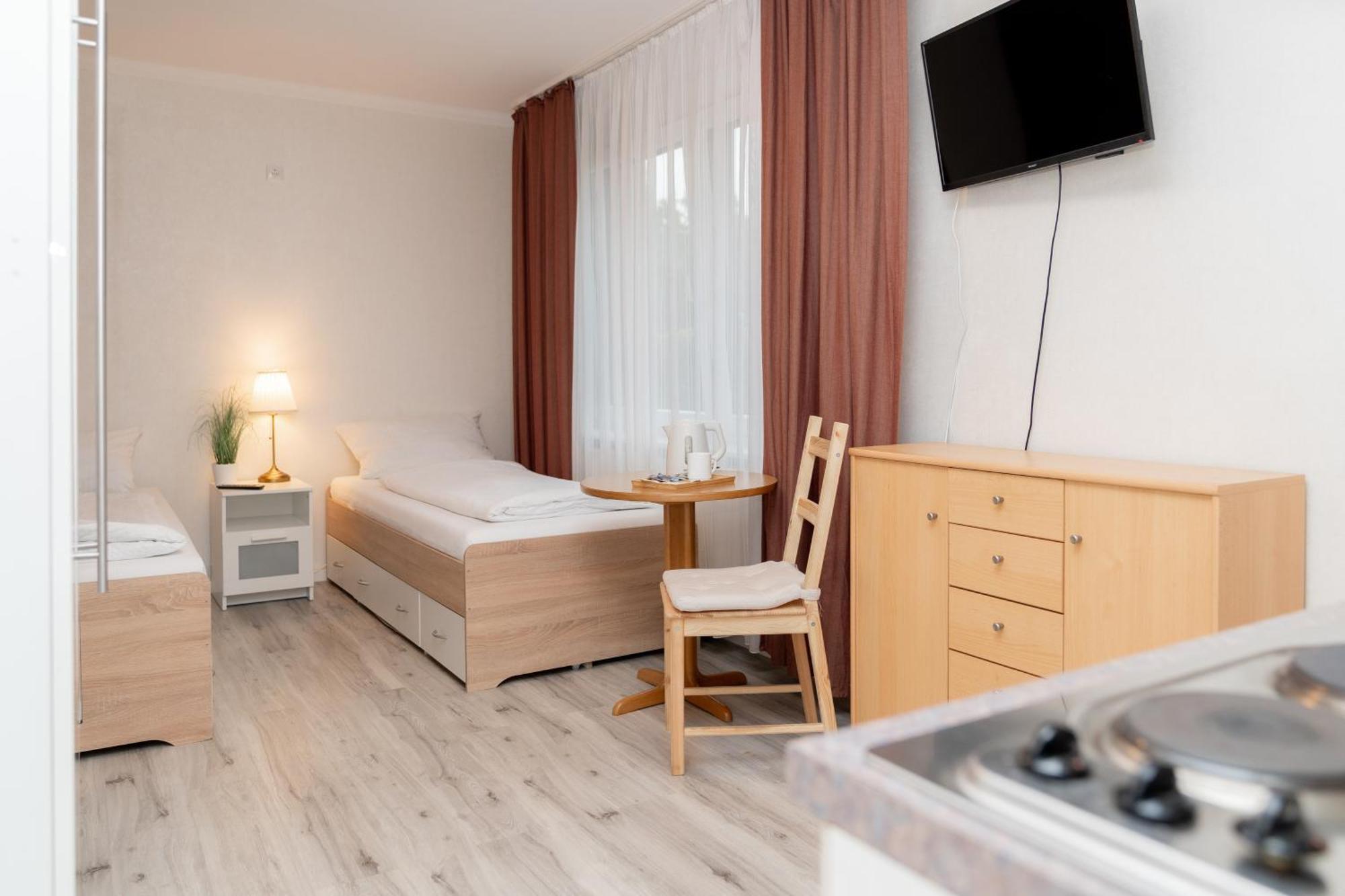 Hotel Zum Hahn Garbsen Exterior photo